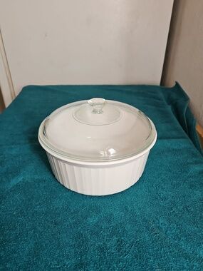 Corningware French White Ribbed Casserole with Clear Glass Lid 2.5 Liter